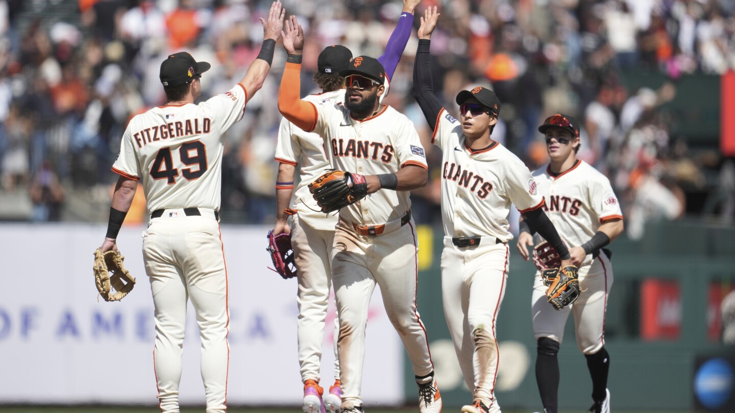Dominic Smith's three-run single powers Giants past Rays 7-1