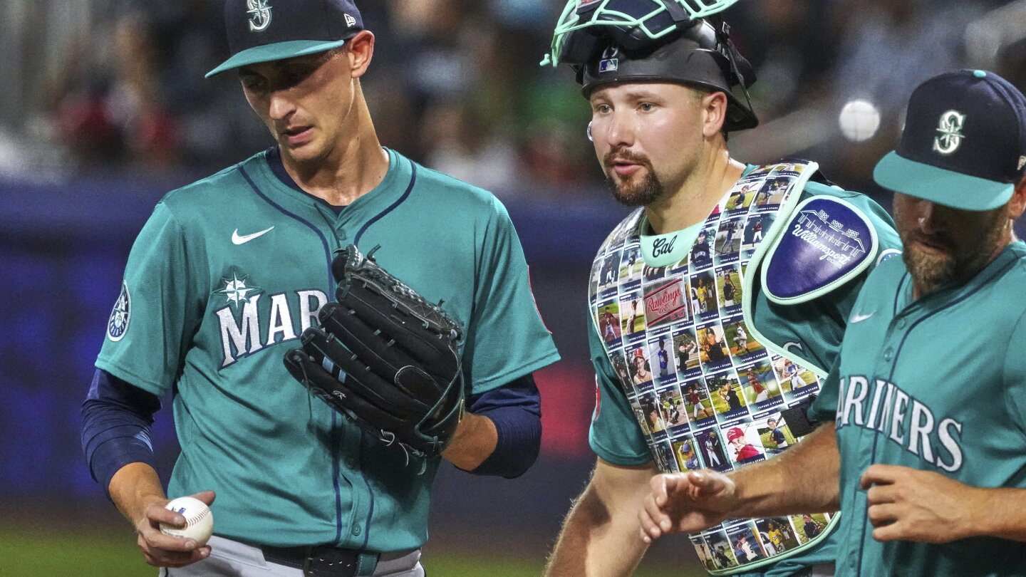 Cal Raleigh hits 47th homer, closing in on catcher record