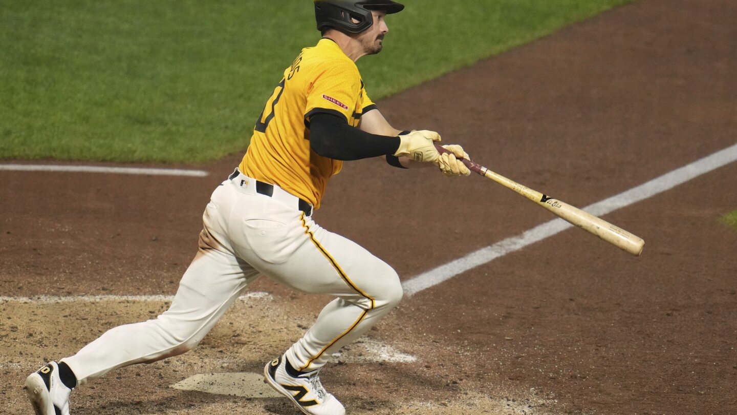 Bryan Reynolds has a 2-out, 2-run triple in the 8th in the Pirates' 3-2 over the Reds