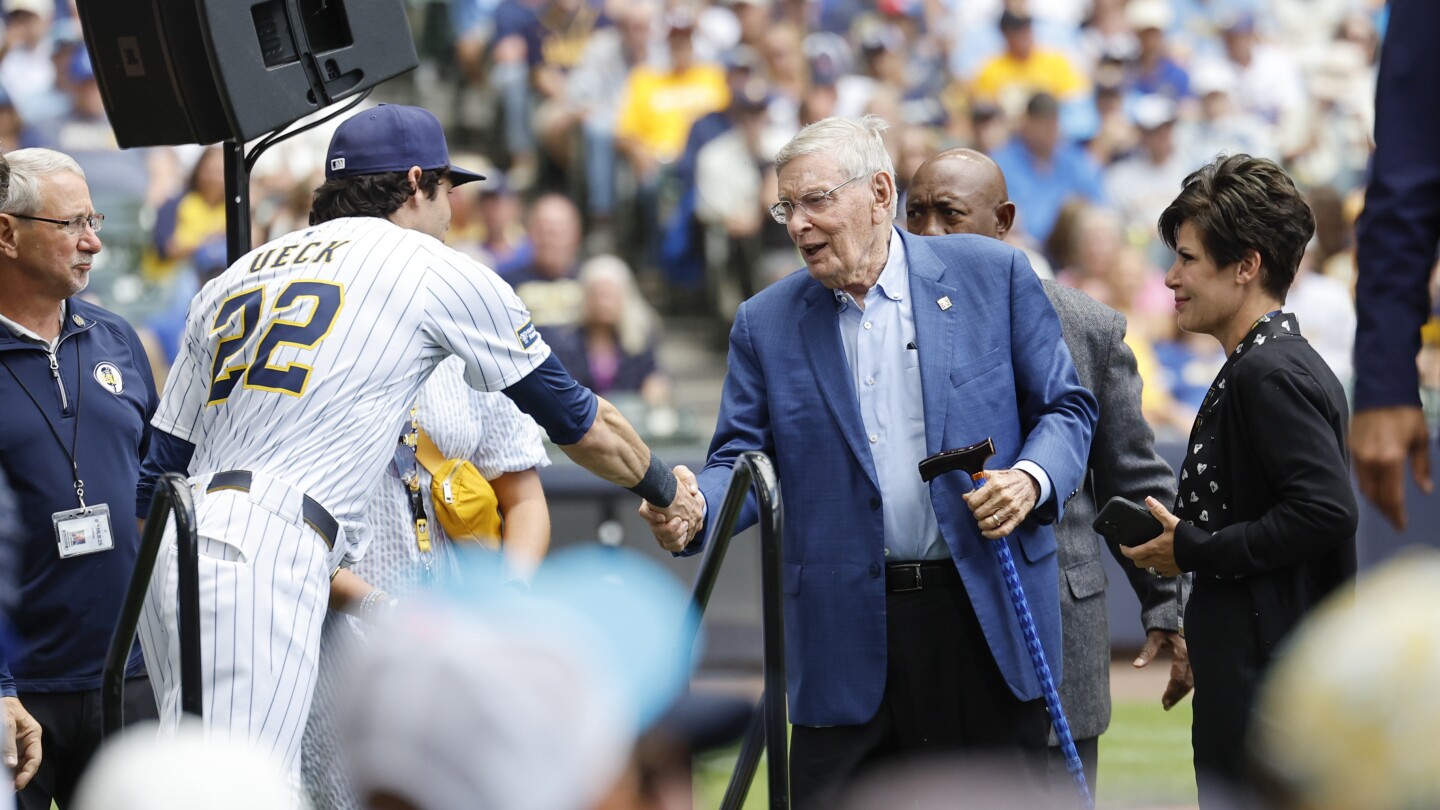 Brewers pay tribute to Bob Uecker in star-studded pregame ceremony
