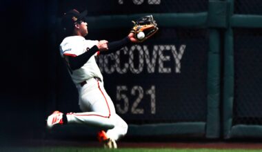 Giants' Jung Hoo Lee makes remarkable catch, pinning baseball between knees