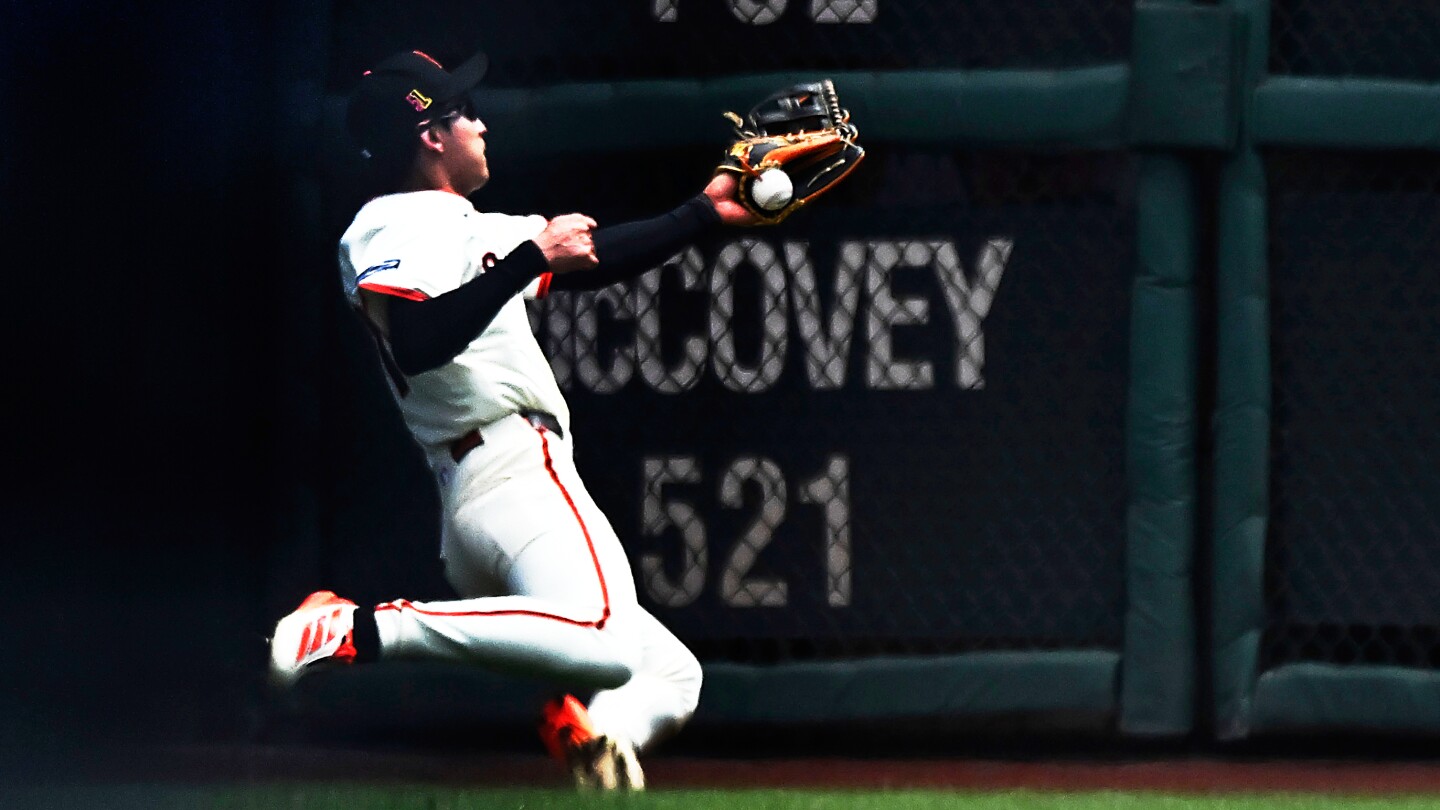Giants' Jung Hoo Lee makes remarkable catch, pinning baseball between knees