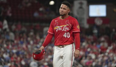 Cardinals 1B Willson Contreras breaks bat in frustration after being hit by pitch