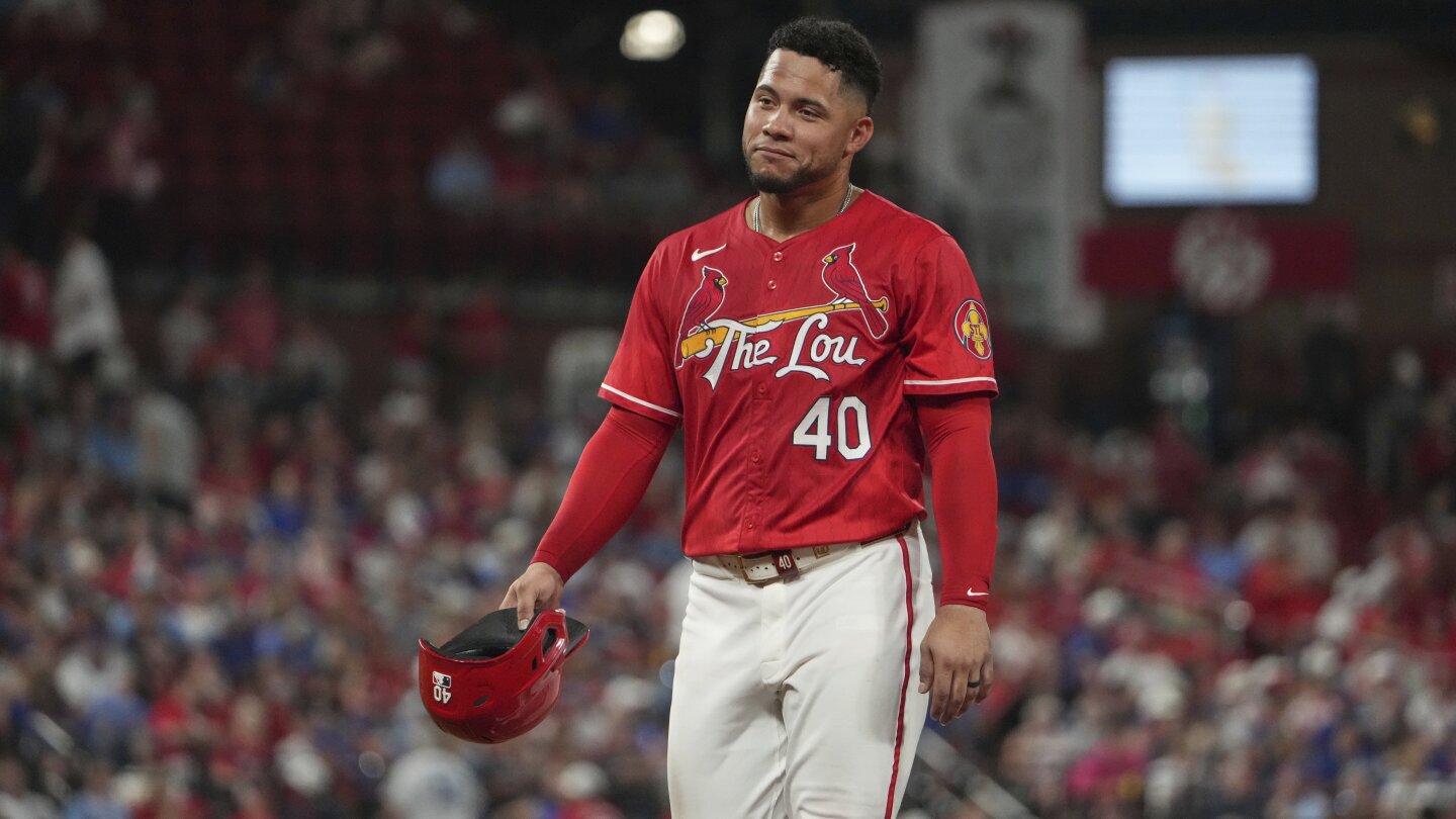 Cardinals 1B Willson Contreras breaks bat in frustration after being hit by pitch