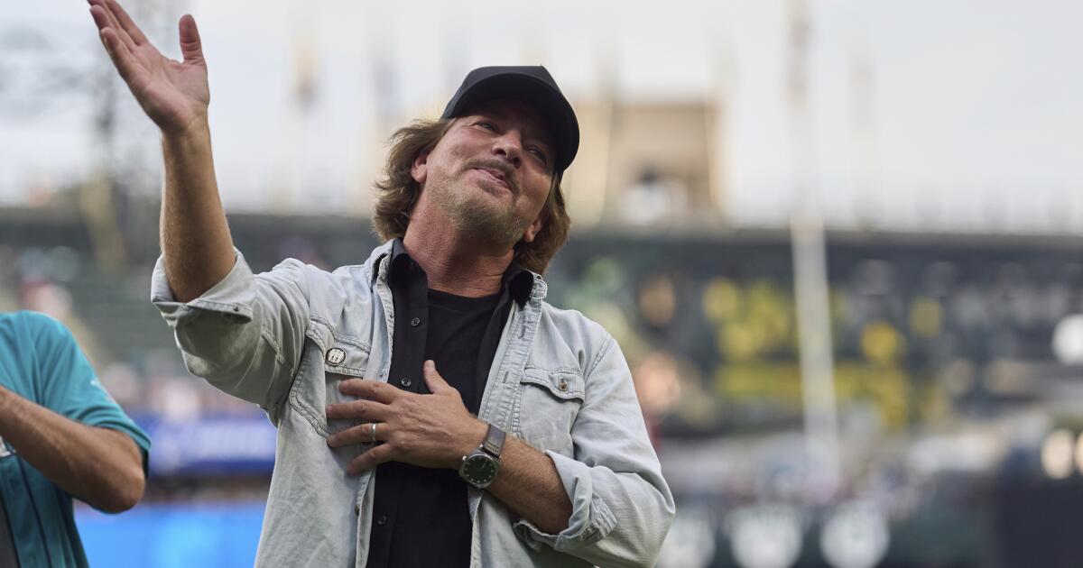 Pearl Jam's Eddie Vedder tests out new MLB guitar trophy