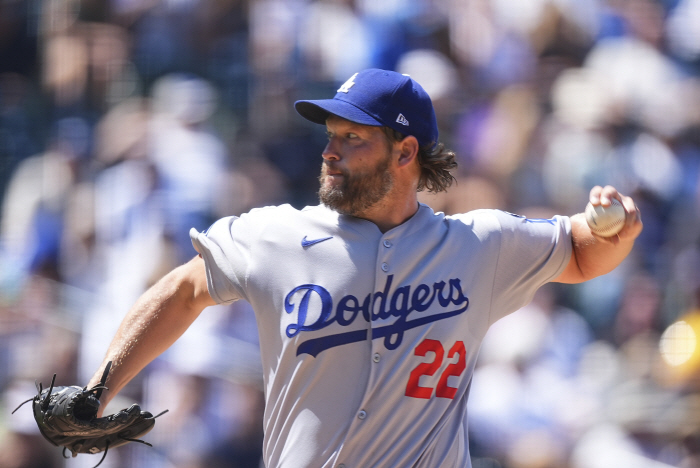 Whatever it is for Ohtani, 37-year-old Kershaw changes the order of his pitching and takes a break on the 4th and holds a mound meeting with Korean and Japanese superstars on the 28th