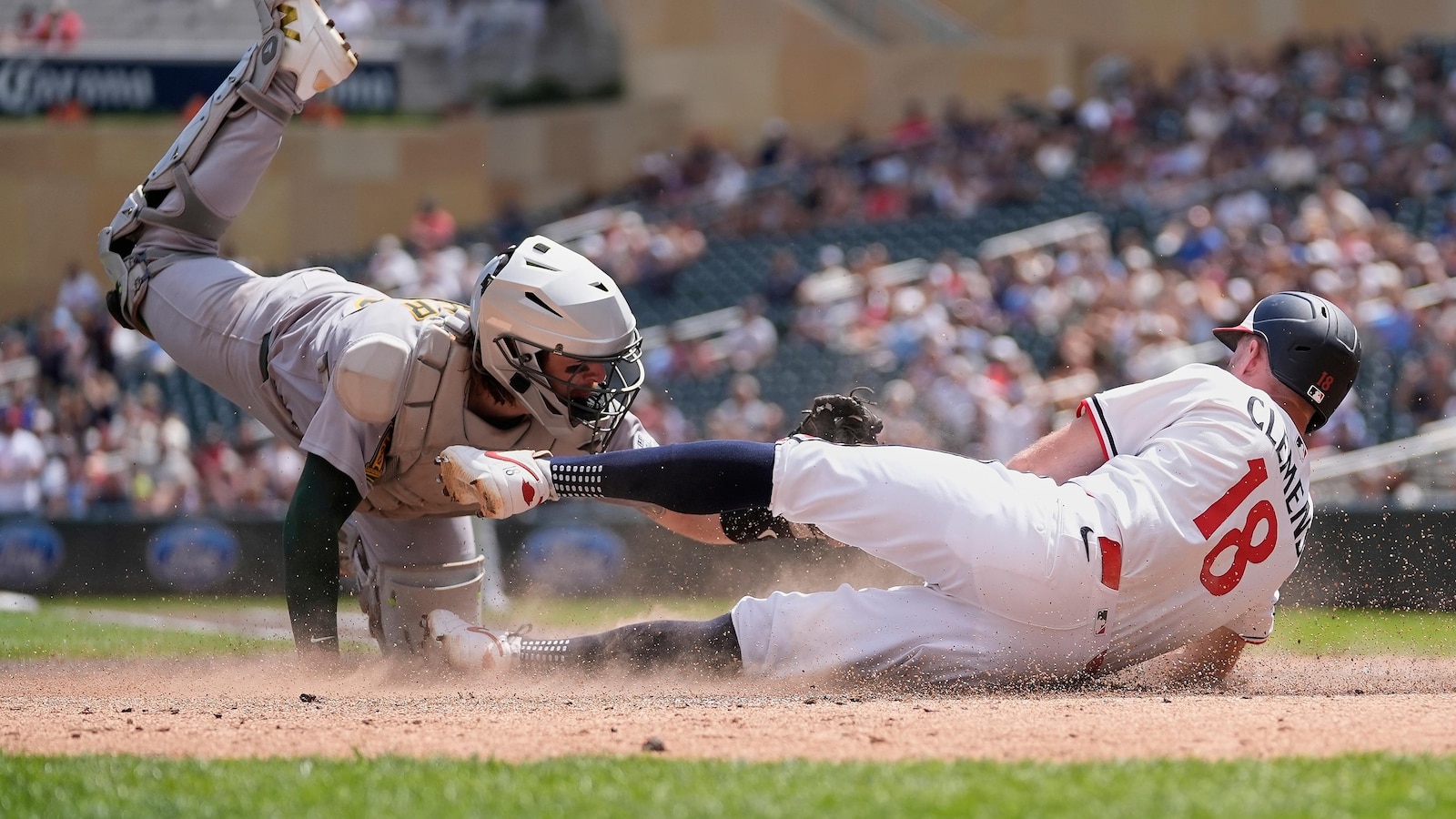 Tyler Soderstrom goes 4 for 4 to stretch hitting streak to 19 games as A's sweep Twins with 8-3 win