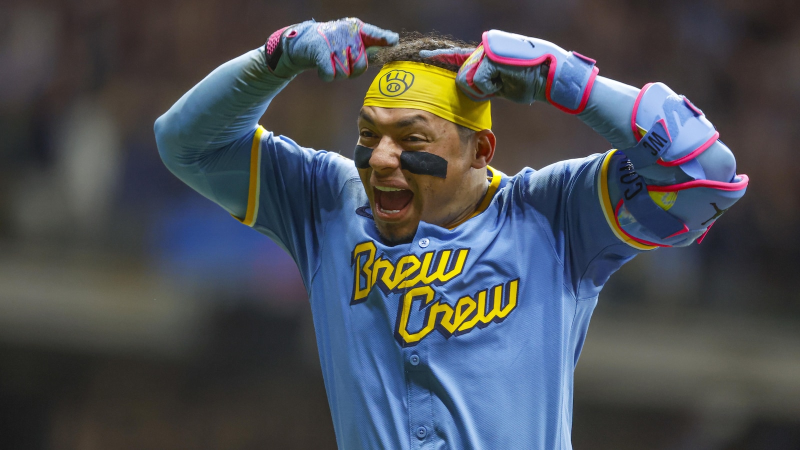 Contreras homers in 9th inning to give Brewers a 5-4 win over Giants