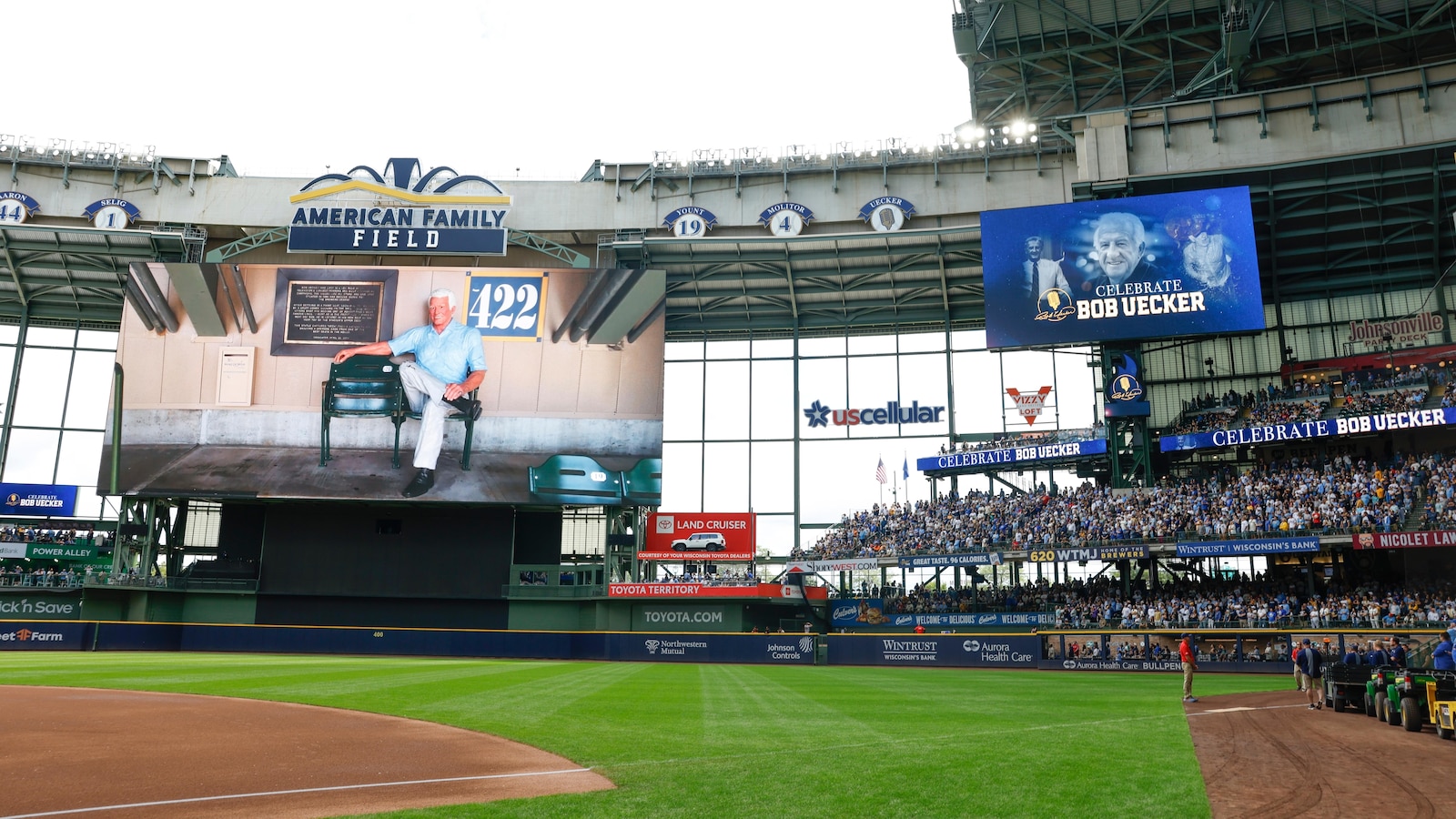 Brewers pay tribute to longtime broadcaster Bob Uecker in pregame ceremony