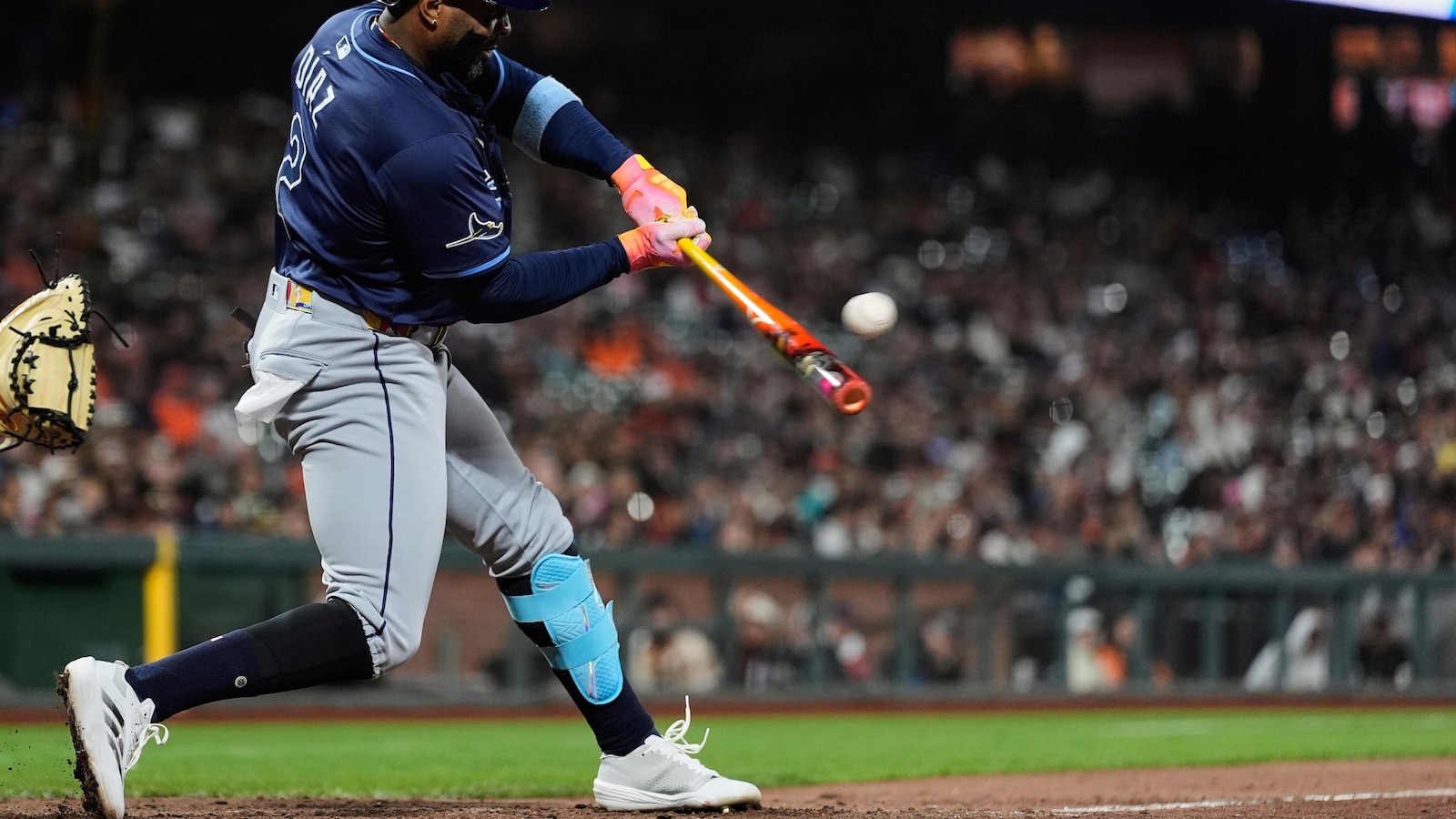Yandy Diaz singles in the deciding run in the 9th in the Rays' 7-6 victory over the Giants
