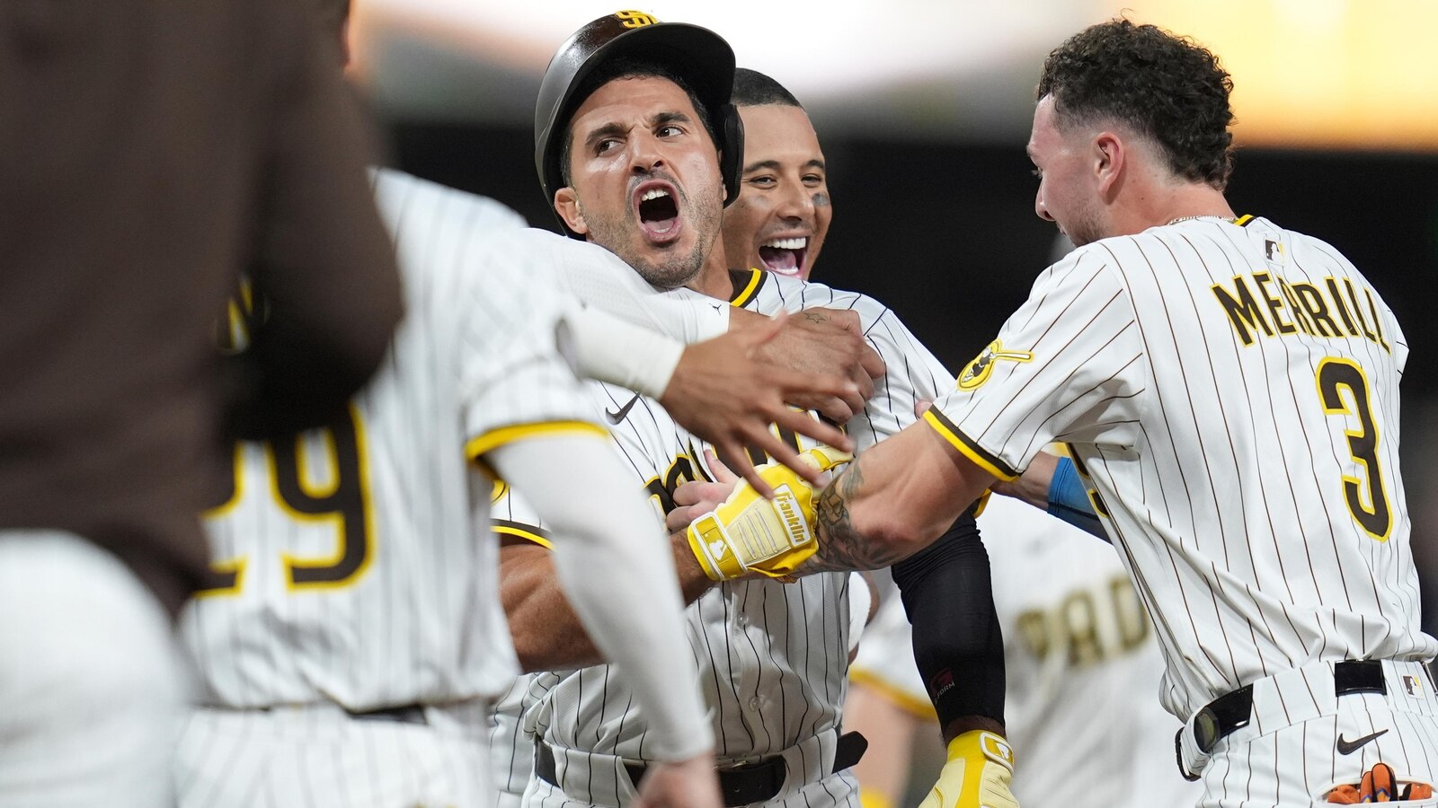 Laureano singles in Bogaerts in the 10th as the Padres walk-off the Red Sox, 5-4