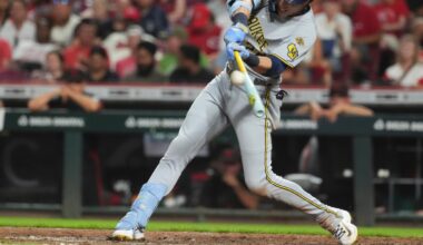 Yelich hits 2 HRs as MLB-best Brewers rally past Reds 10-8, tie club record with 13th straight win