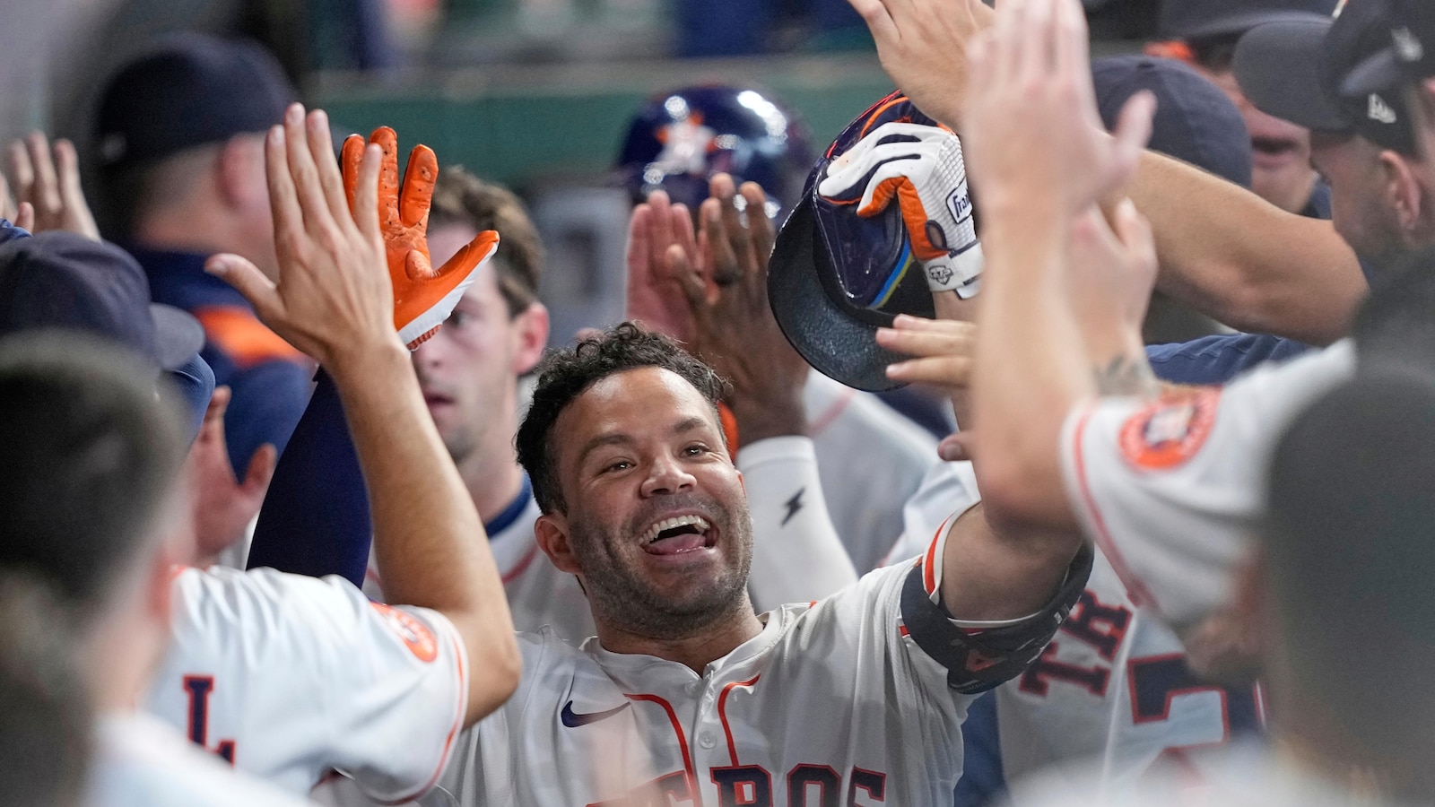 Jose Altuve's four-hit game powers Astros to 9-1 win over Nationals