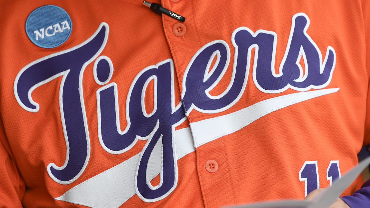 Clemson Baseball to Host Savannah Bananas