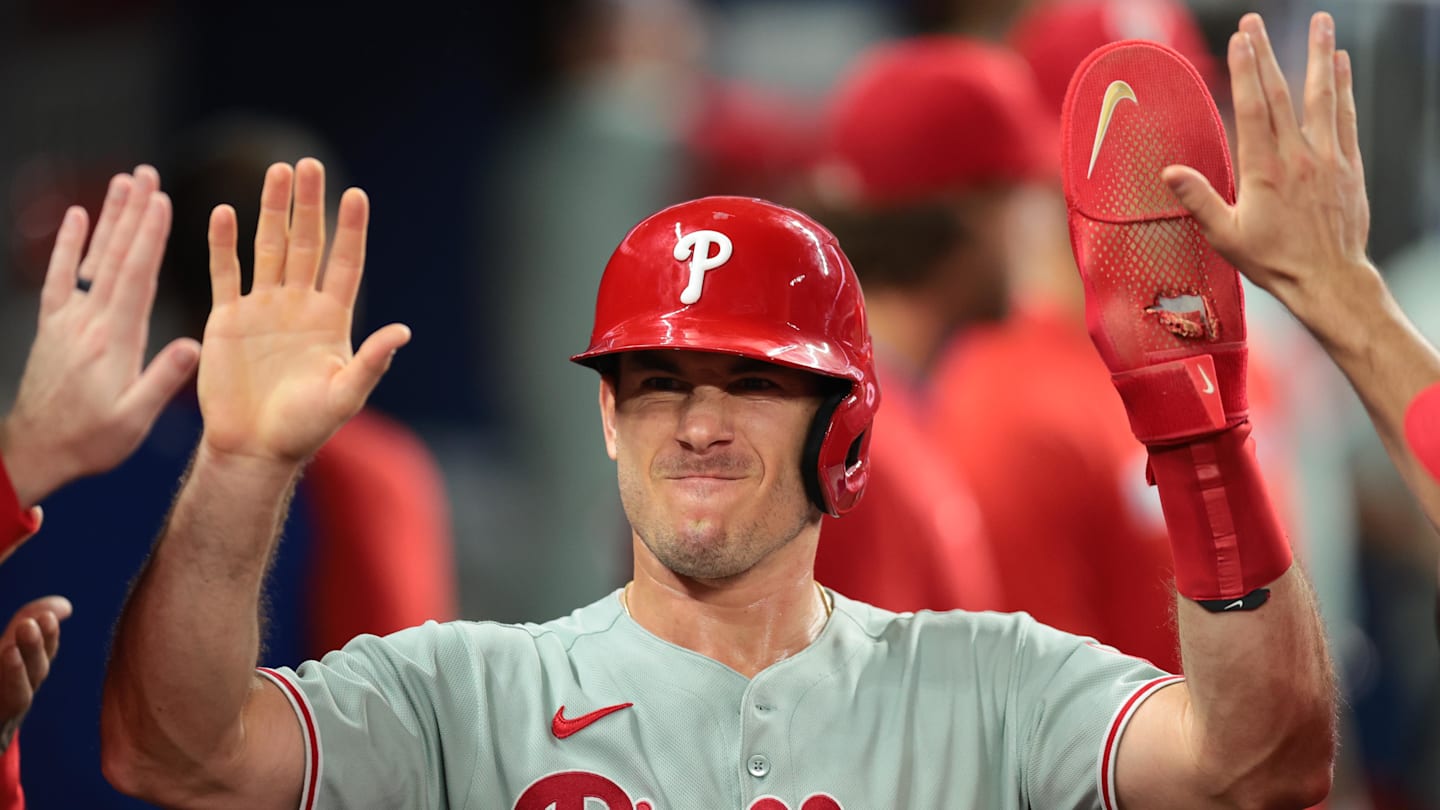 Phillies Predicted to Retain Fan Favorite Free Agent Catcher This Offseason