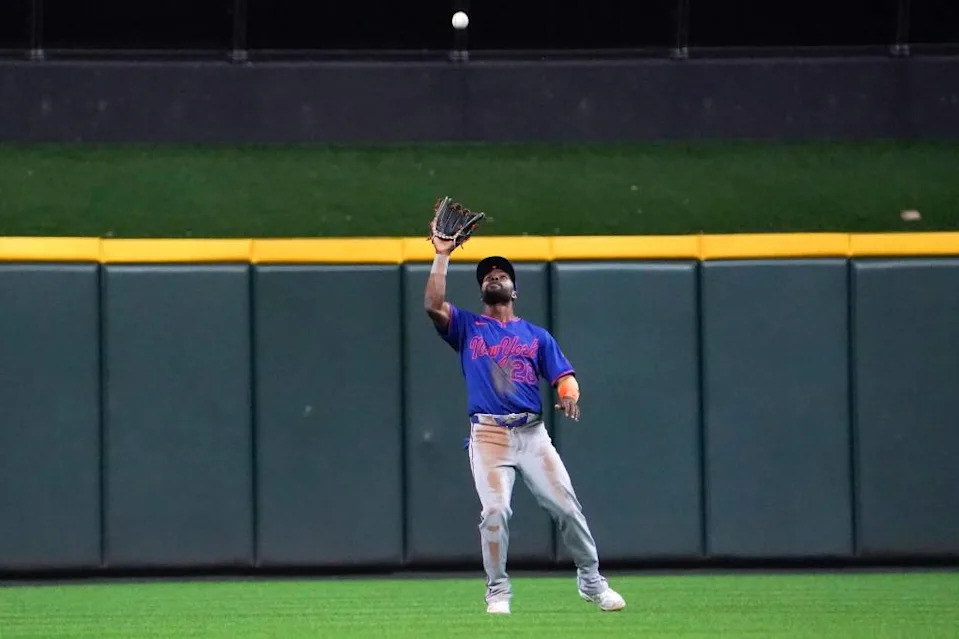 New York Mets outfielder Cedric Mullins (28) catches a fly ball in the sixth inning of a MLB game between the Cincinnati Reds and New York Mets, Saturday, Sept. 6, 2025, at Great American Ball Park in downtown Cincinnati. Frank Bowen IV-USA TODAY Network via Imagn Images