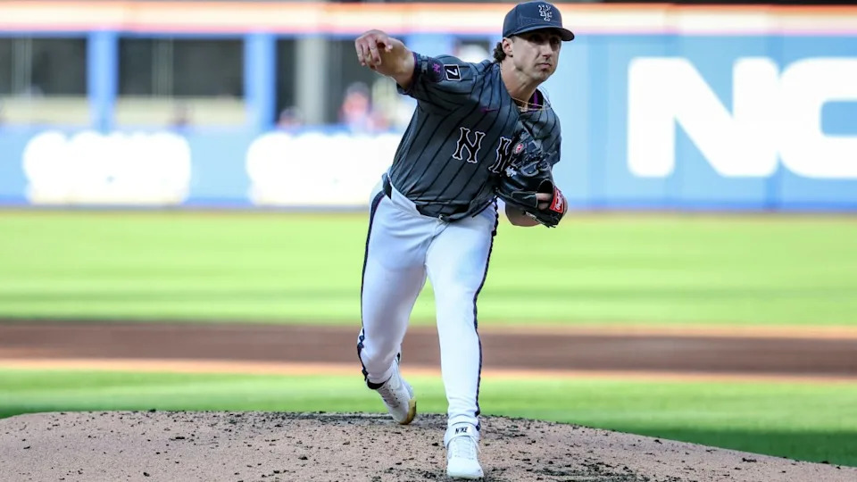 Sep 13, 2025; New York City, New York, USA; New York Mets starting pitcher Brandon Sproat (40) pitches in the third inning against the Texas Rangers at Citi Field. 