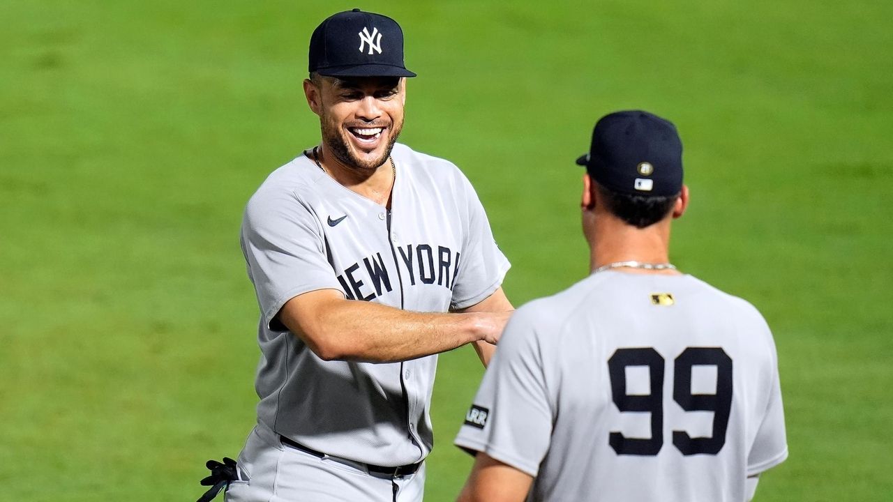 Yankees reverse course, play Stanton in left field