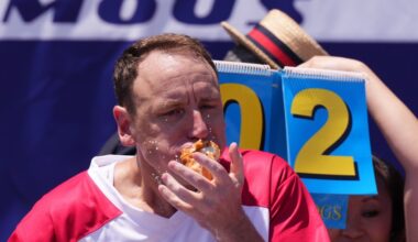 Joey Chestnut aiming for new eating record at Giants-Dodgers game