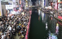 The Hanshin Tigers' victory in the Central League title race led to heavy crowds along the promenades of the Dotonbori River in Osaka's Chuo Ward, Sept. 7, 2025. (Mainichi/Takao Kitamura)