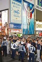Hanshin Tigers fans celebrate the team's Central League title victory on the Ebisu Bridge, which had been made temporarily one-way, in Osaka's Chuo Ward, Sept. 7, 2025. (Mainichi/Takao Kitamura)