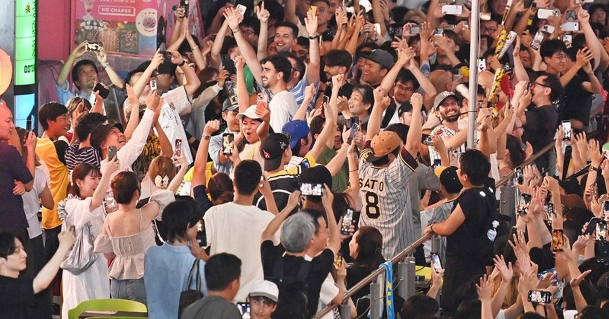 In Photos: Fans celebrate in Osaka after Tigers clinch Central League baseball title
