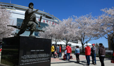 Washington-Nationals-fans-line-up-for-entry-to-the-game