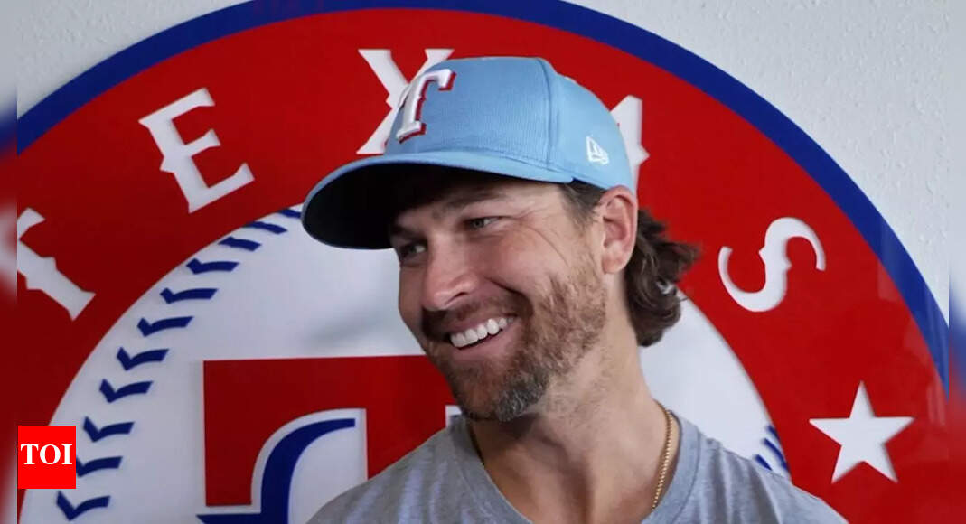 Jacob deGrom hands ball to young New York Mets fan who surprises everyone by passing it to another man showing heartwarming gesture | MLB News