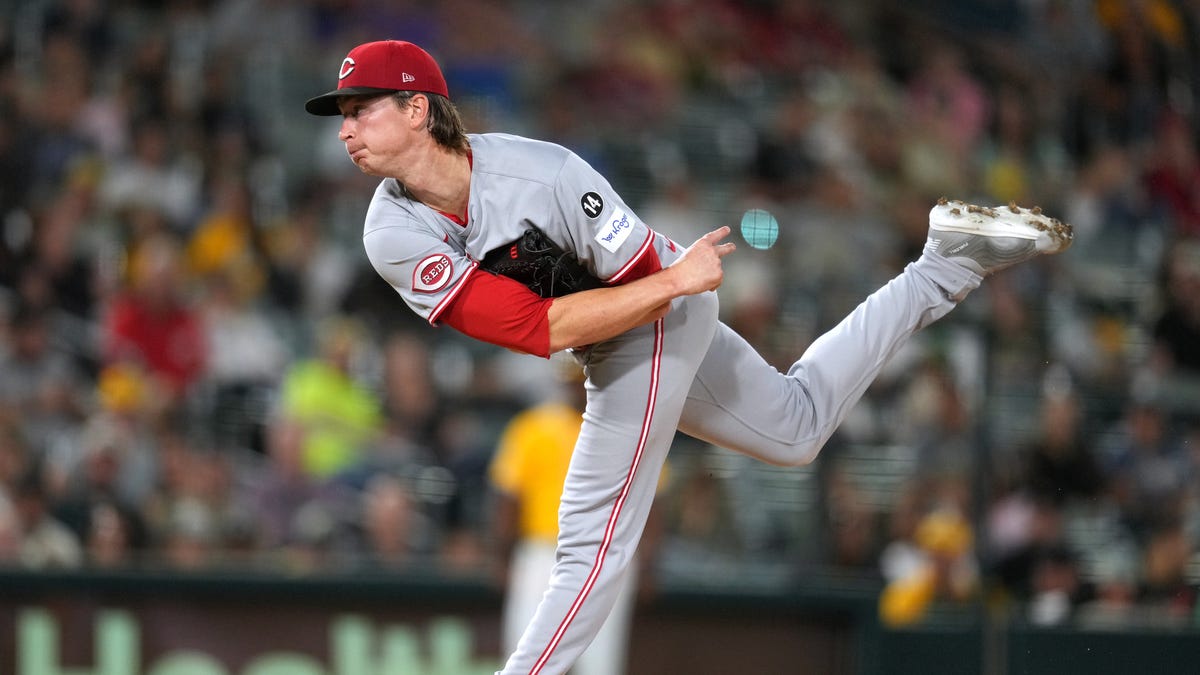 Cincinnati Reds waste chances, lose to A's, remain 1 1/2 back of Mets