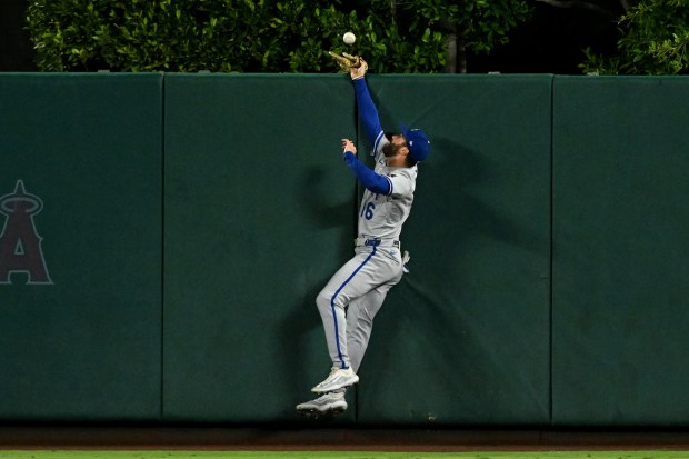 Kansas City Royals outfielder John Rave leaps but can’t make...