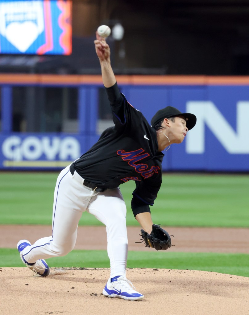 New York Mets pitcher Jonah Tong (21) throws a pitch in the first inning in his major league debut