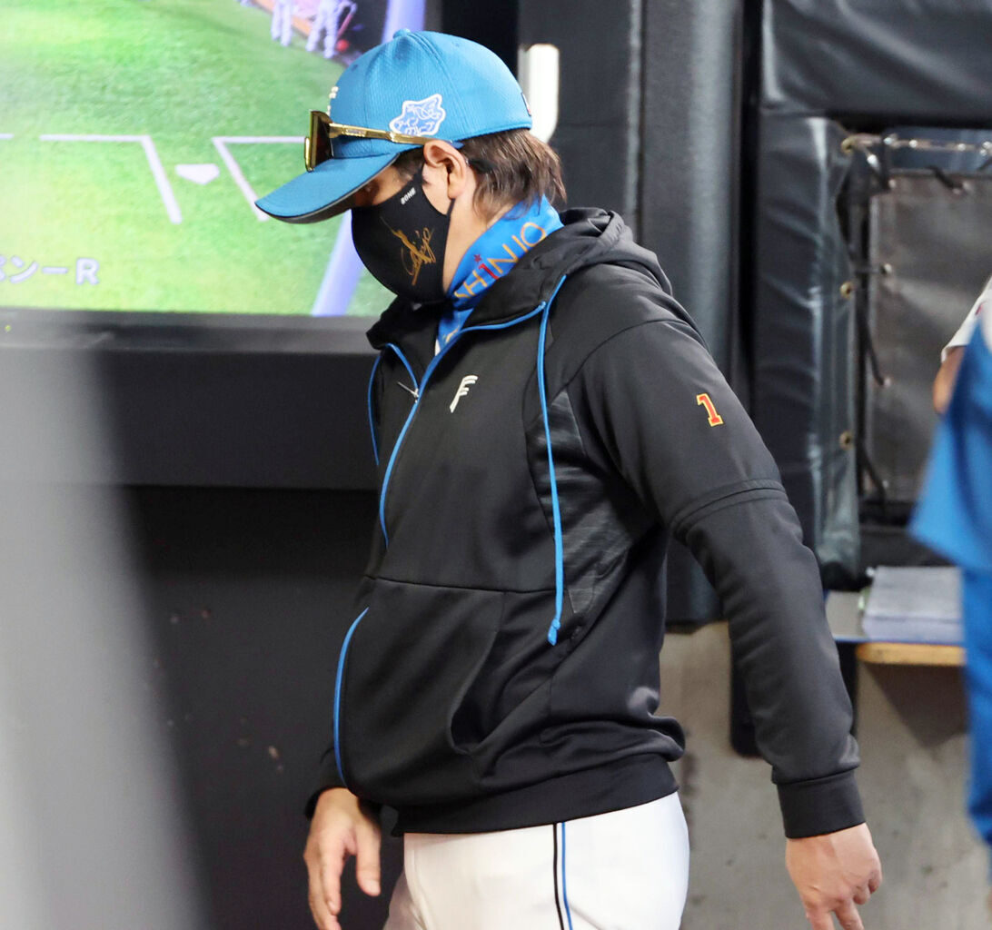 ベンチ裏に下がる新庄剛志監督（カメラ・池内　雅彦）