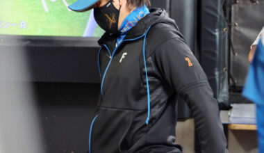 ベンチ裏に下がる新庄剛志監督（カメラ・池内　雅彦）