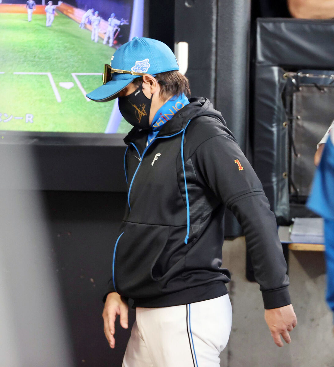 ベンチ裏に下がる新庄剛志監督（カメラ・池内　雅彦）