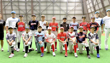 ファイターズジュニアの選手と記念写真を撮る谷口さん（後列左から２人目）