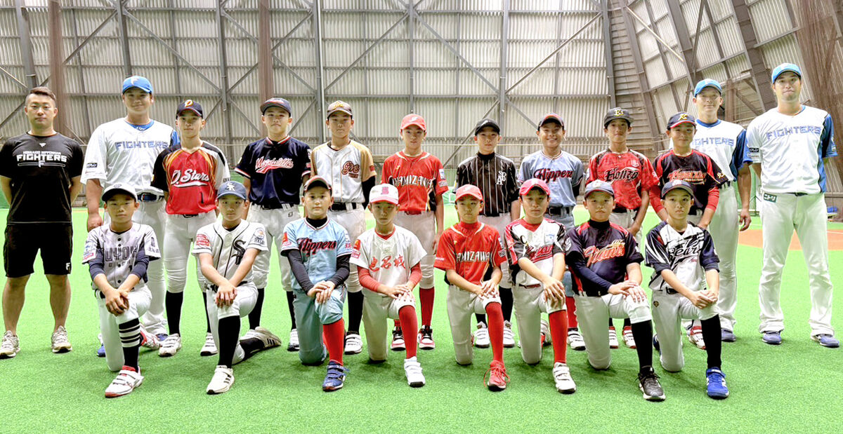 ファイターズジュニアの選手と記念写真を撮る谷口さん（後列左から２人目）