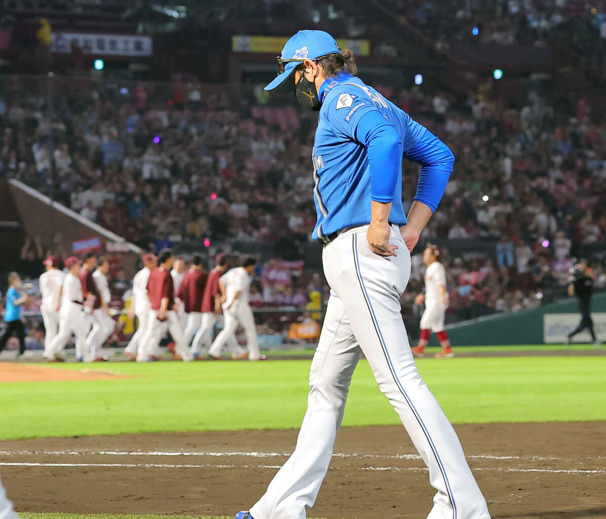 楽天にサヨナラで敗れ肩を落とす新庄剛監督（カメラ・中島　傑）