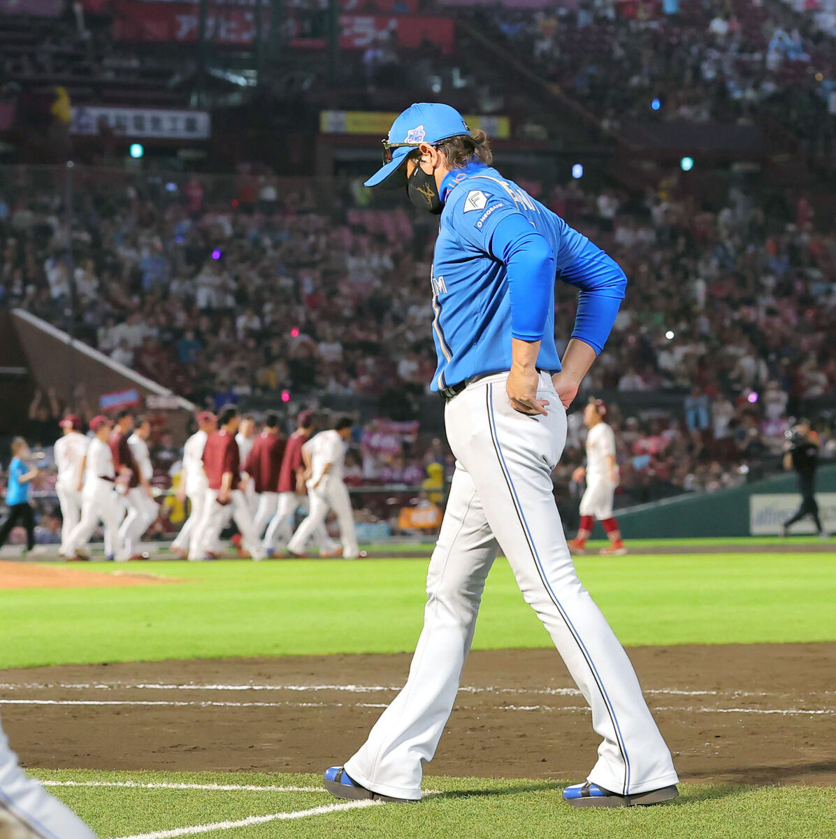 楽天にサヨナラで敗れ肩を落とす新庄剛監督(カメラ・中島 傑)