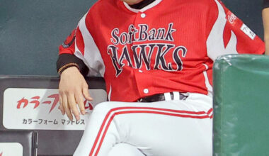 試合を見守る小久保裕紀監督（カメラ・朝田　秀司）