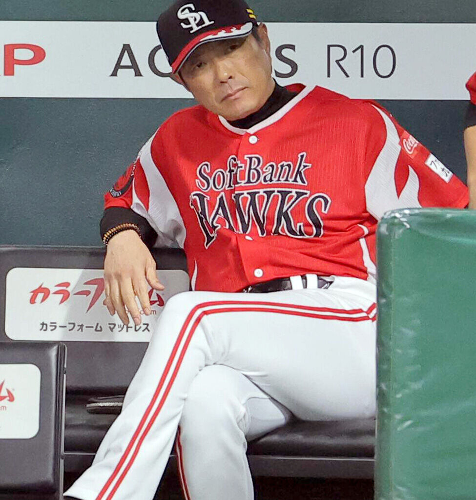 試合を見守る小久保裕紀監督（カメラ・朝田　秀司）