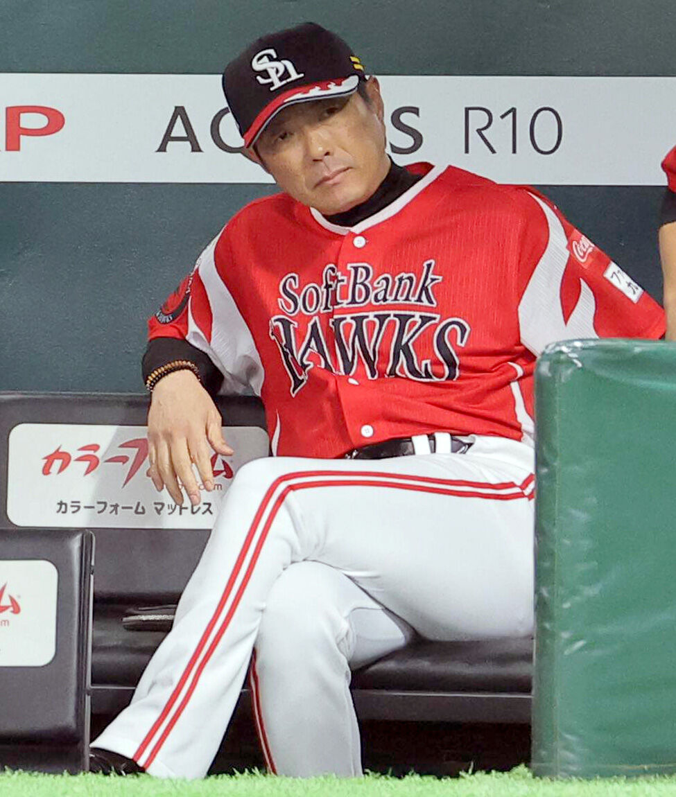 試合を見守る小久保裕紀監督（カメラ・朝田　秀司）