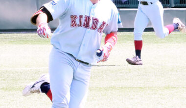 ４回２死二塁で２ランを放ち笑顔の近大・勝田成二塁手（カメラ・瀬川　楓花）