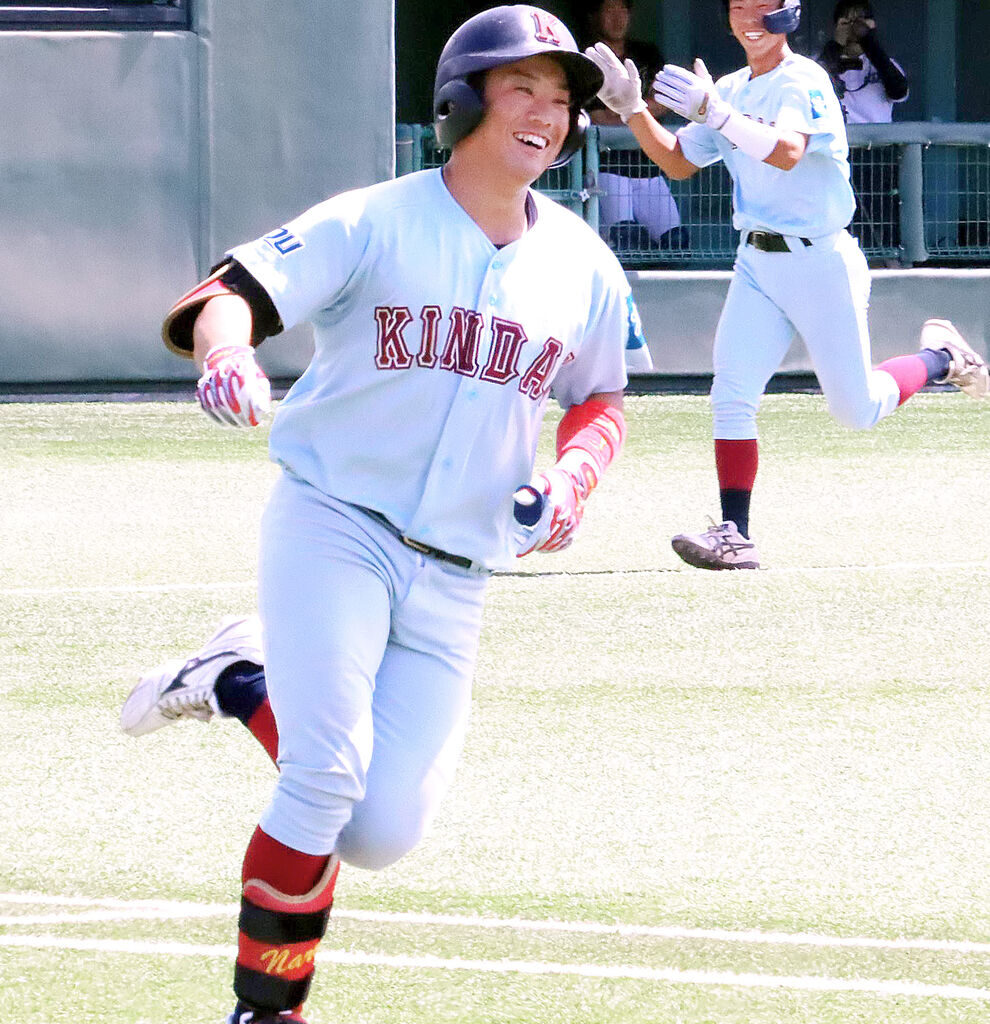 ４回２死二塁で２ランを放ち笑顔の近大・勝田成二塁手（カメラ・瀬川　楓花）