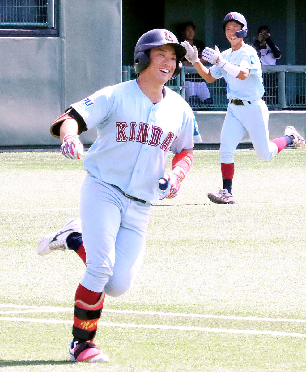 ４回２死二塁で２ランを放ち笑顔の近大・勝田成二塁手（カメラ・瀬川　楓花）