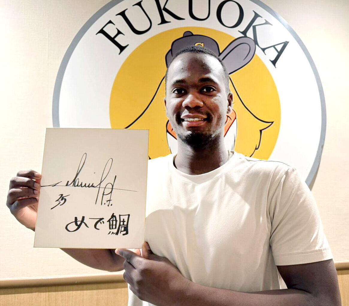 色紙を手にポーズを決めるモイネロ