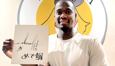 色紙を手にポーズを決めるモイネロ