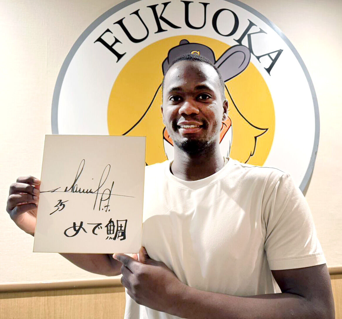 色紙を手にポーズを決めるモイネロ