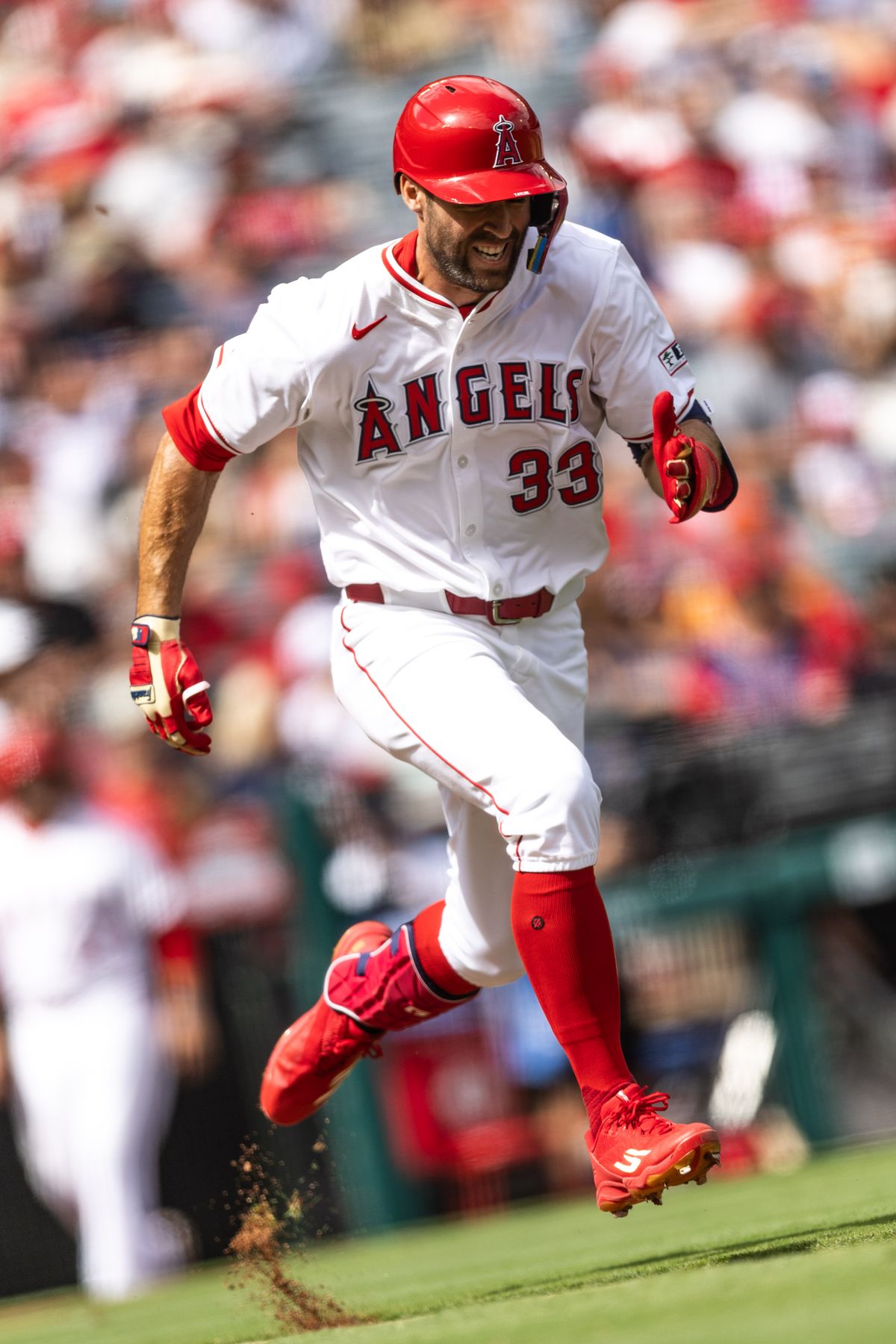 Los Angeles Angels outfielder Chris Taylor (33) sprints to first base during the MLB game against the Houston Astros, Sunday September 28th, 2025 at Angel's Stadium in Anaheim, Calif. Los Angeles Angels outfielder Chris Taylor (33) sprints to first base during the MLB game against the Houston Astros, Sunday September 28th, 2025 at Angel's Stadium in Anaheim, Calif.