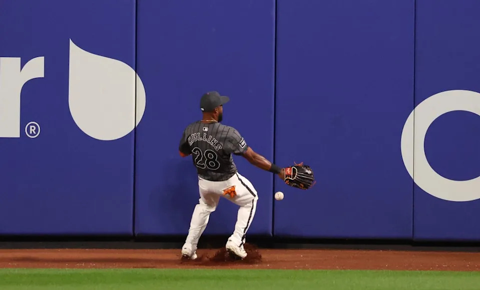 Cedric Mullins misplays a fly ball during the Mets’ 11-inning loss to the Nationals on Sept. 20, 2025. Robert Sabo for NY Post