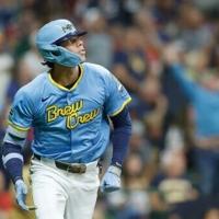 Brewers become first club to clinch MLB playoff berth | National